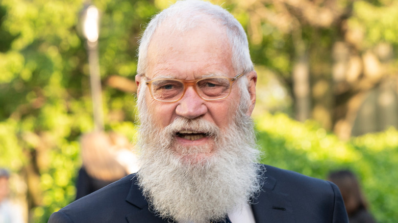 David Letterman posant pour les caméras, à l'extérieur