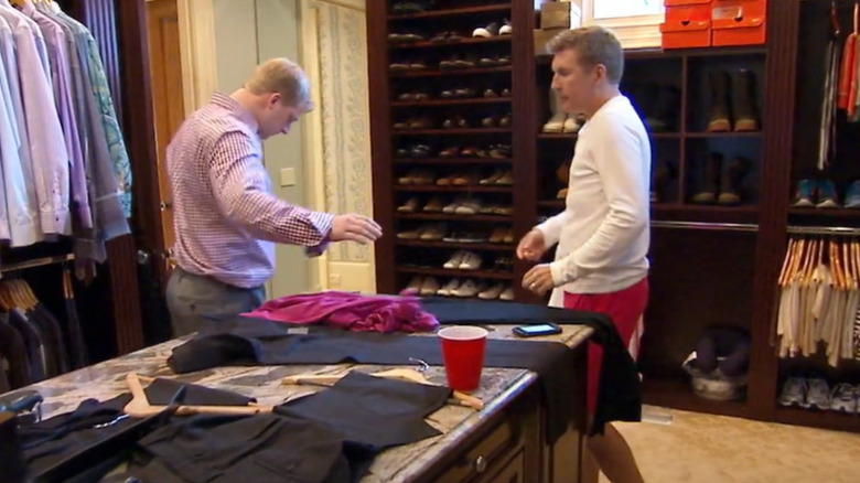 Todd Chrisley et Kyle Chrisley dans un dressing