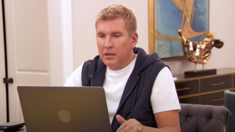 Todd Chrisley regarde un ordinateur portable