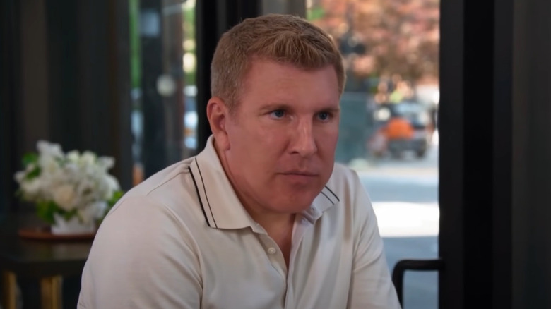 Todd Chrisley a l'air sérieux