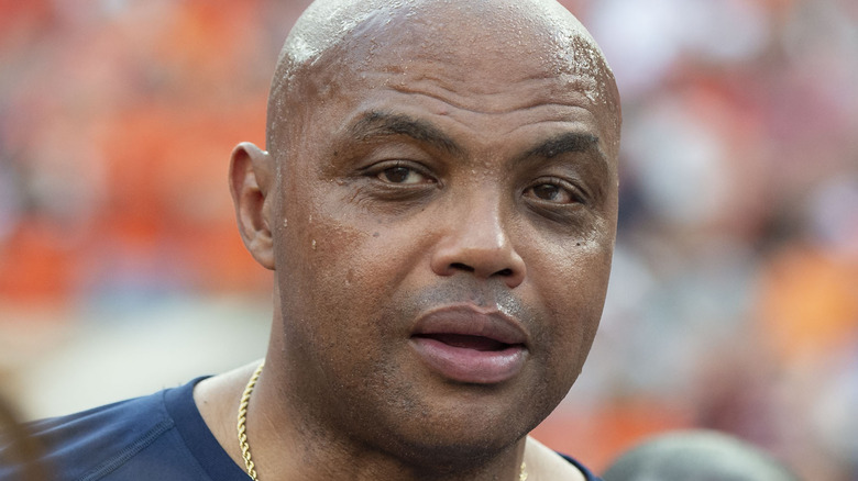 Charles Barkley regarde fixement