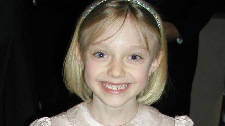 Jeune Dakota Fanning souriant