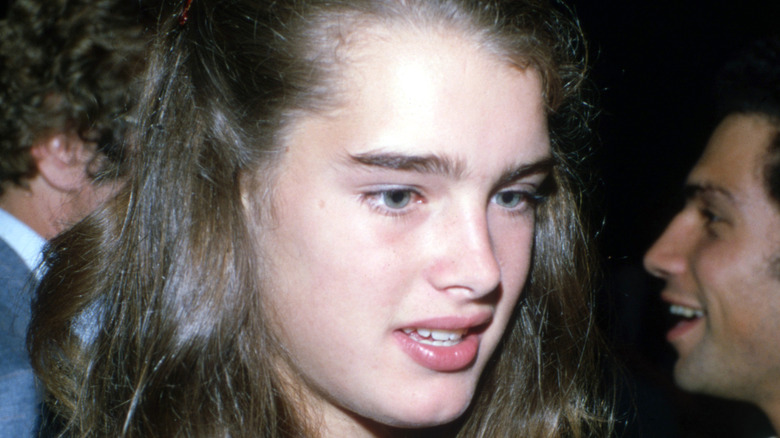 Jeune Brooke Shields regardant vers le bas