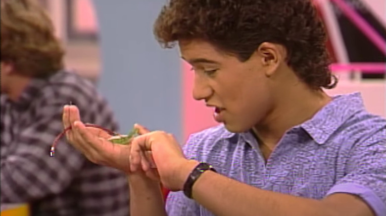 Le jeune Mario Lopez tenant un bébé grenouille