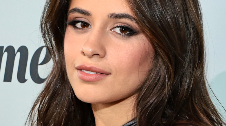 Camila Cabello eye-liner jaune souriant