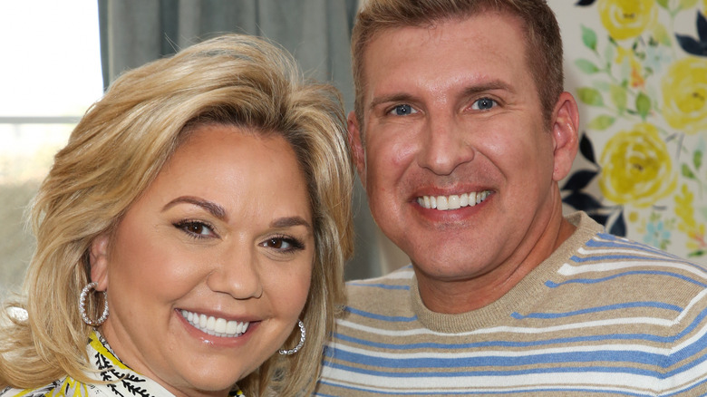 Julie Chrisley et Todd Chrisley souriant