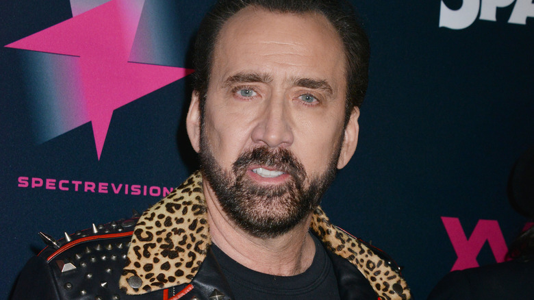 Nicolas Cage imprimé léopard souriant