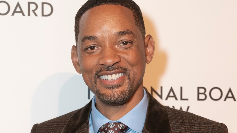 Will Smith souriant sur le tapis rouge