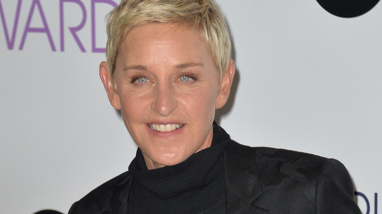 Ellen DeGeneres souriante tapis rouge