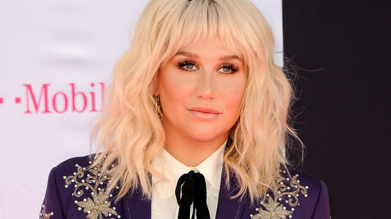 Kesha pose sur le tapis rouge