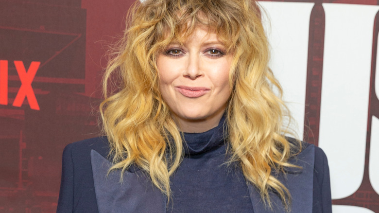 Natasha Lyonne souriante tapis rouge