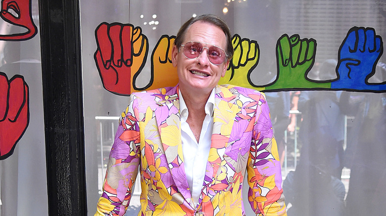 Carson Kressley dans un costume coloré