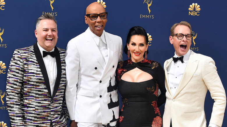 Ross Matthews, RuPaul, Michelle Visage et Carson Kressley posant