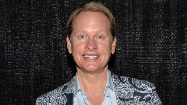 Carson Kressley posant