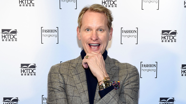 Carson Kressley sourit grand