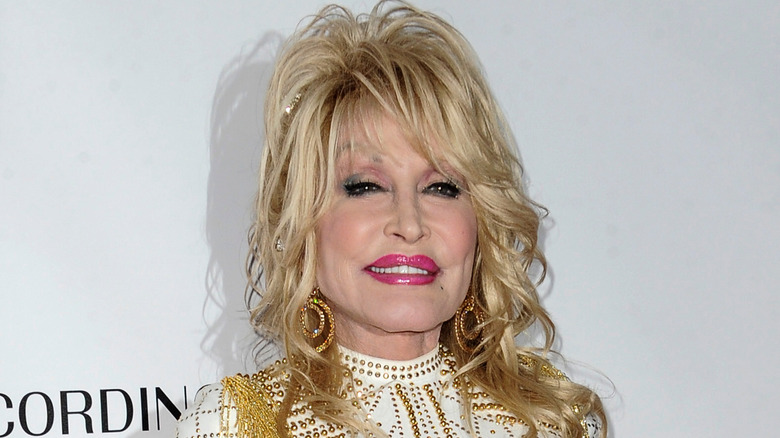 Dolly Parton souriant