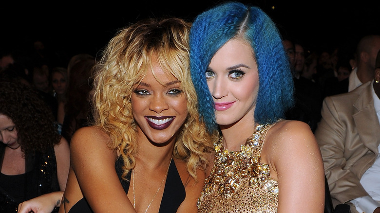 Rihanna et Katy Perry souriantes