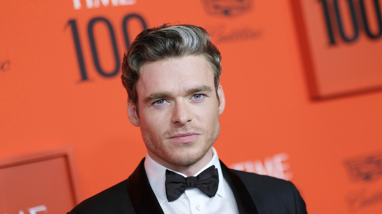 Richard Madden en costume