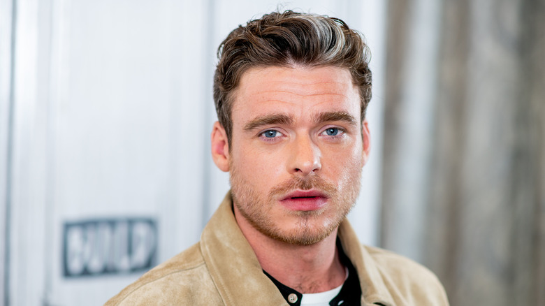 Richard Madden posant