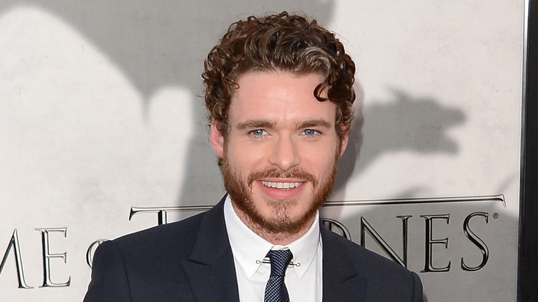 Richard Madden souriant