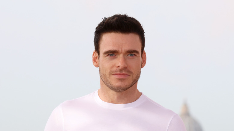 Richard Madden posant