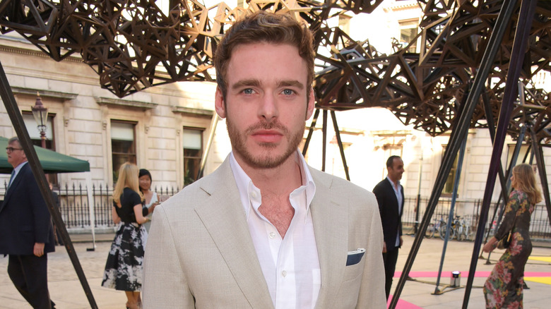 Richard Madden posant