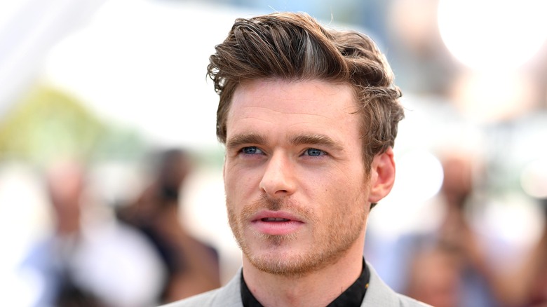 Richard Madden posant