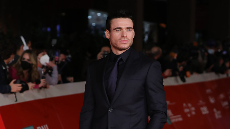 Richard Madden sur tapis rouge