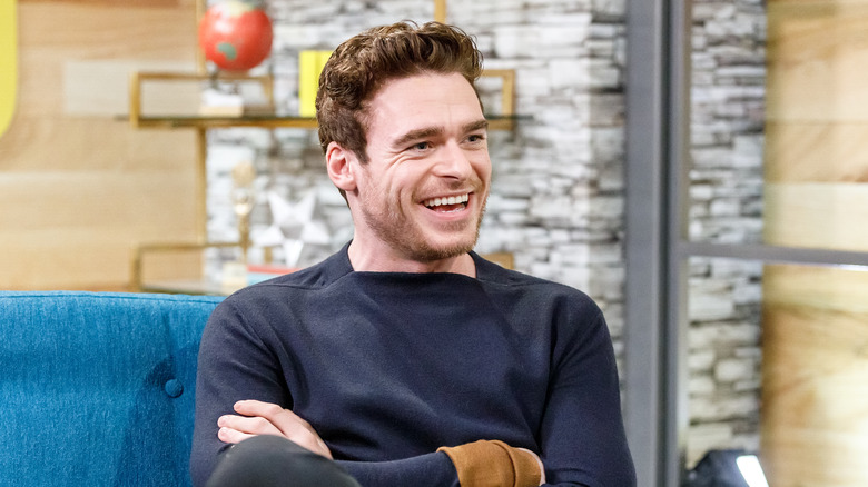 Richard Madden en riant