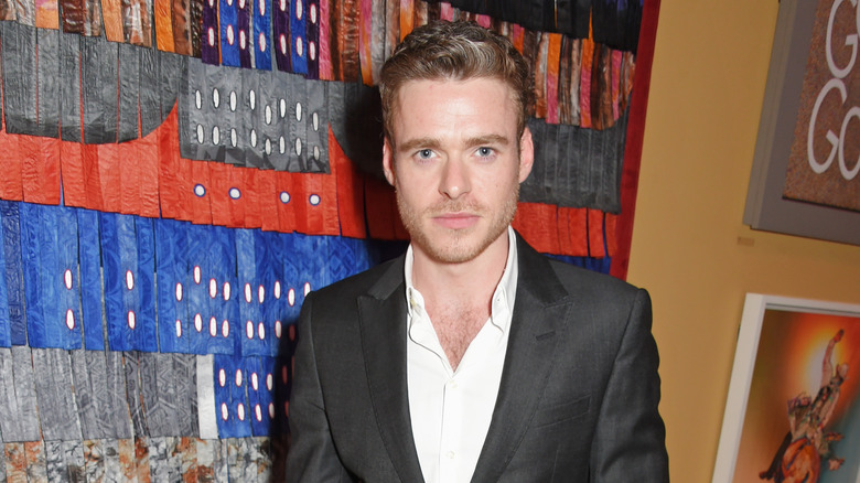 Richard Madden posant