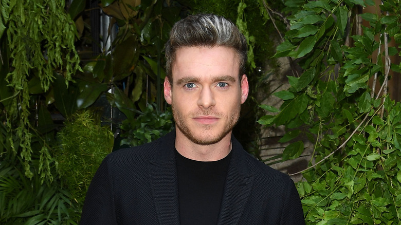 Richard Madden posant