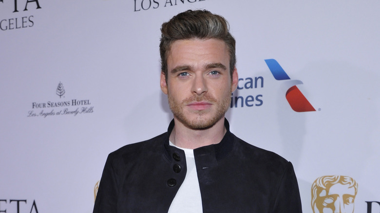 Richard Madden posant