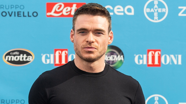 Richard Madden posant