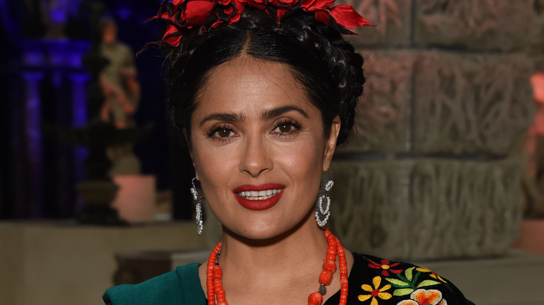 Salma Hayek dans le rôle de Frida Kahlo, souriante