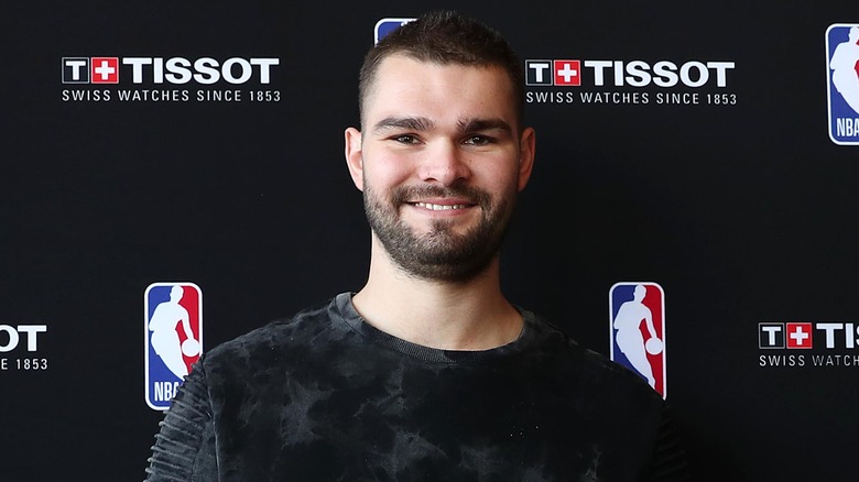 Isaac Humphries souriant