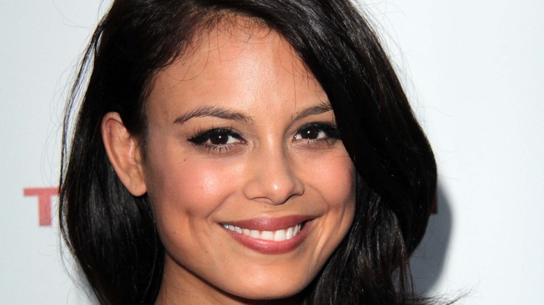 Nathalie Kelley souriante