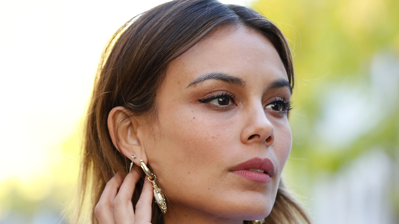 Nathalie Kelley pose