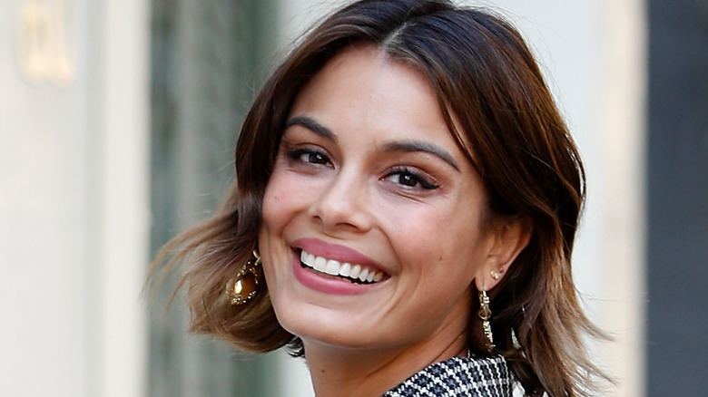 Nathalie Kelley souriante