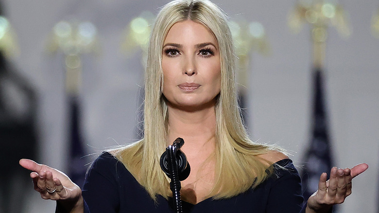 Ivanka Trump avec les paumes vers le haut