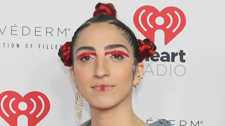 Emily Estefan regarde devant