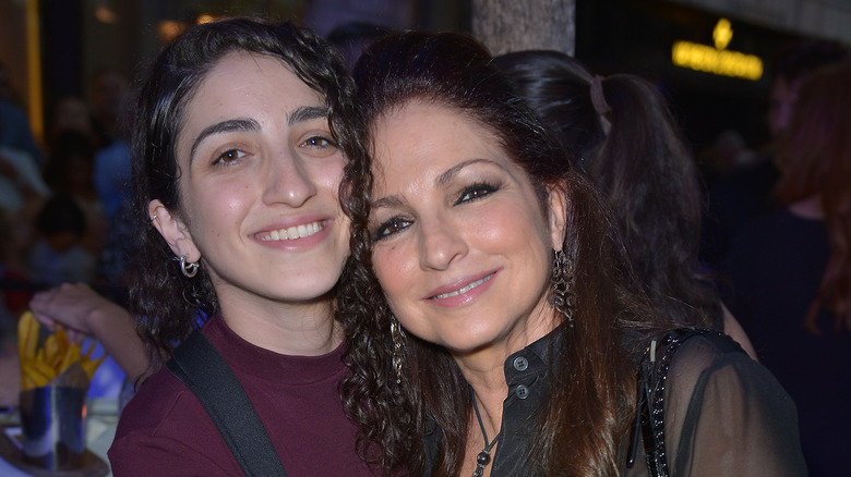 Emily Estefan et Gloria Estefan souriantes