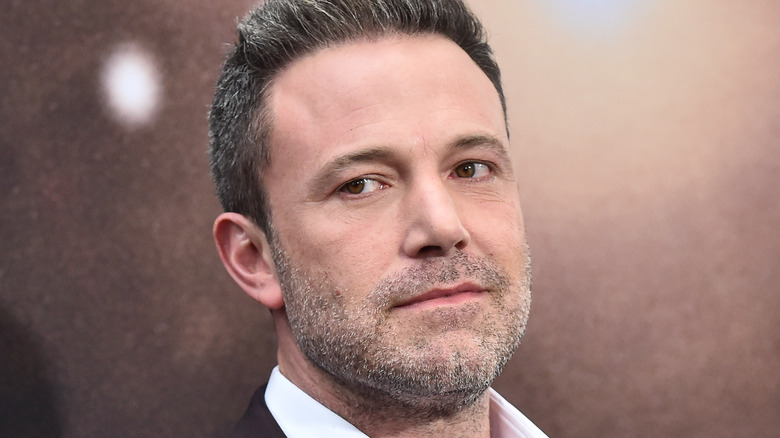 Ben Affleck regarde fixement