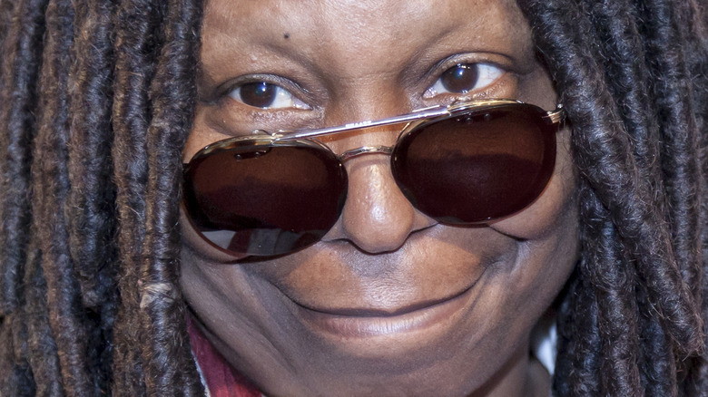 Whoopi Goldberg sourit