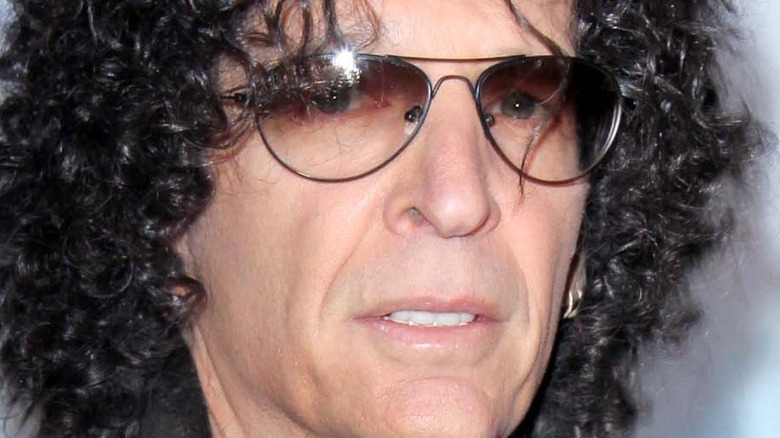 Howard Stern jetant un coup d'œil