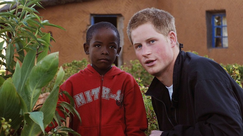 Le prince Harry avec un enfant africain