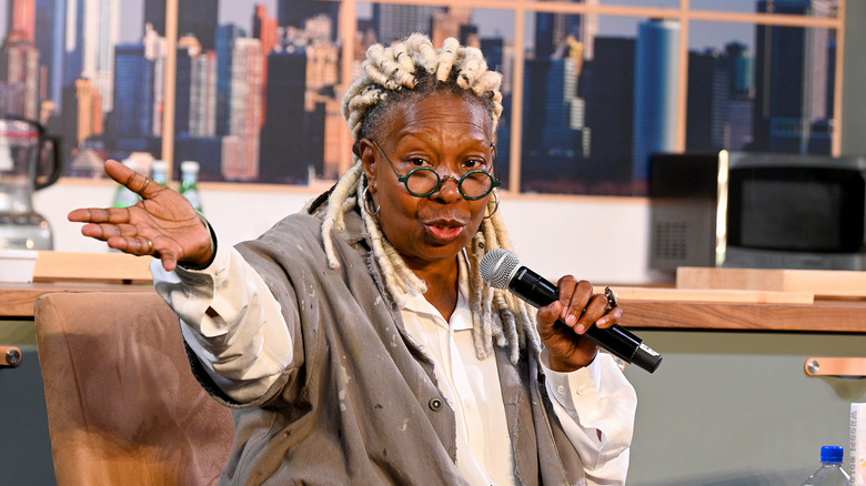 Whoopi Goldberg tient un micro