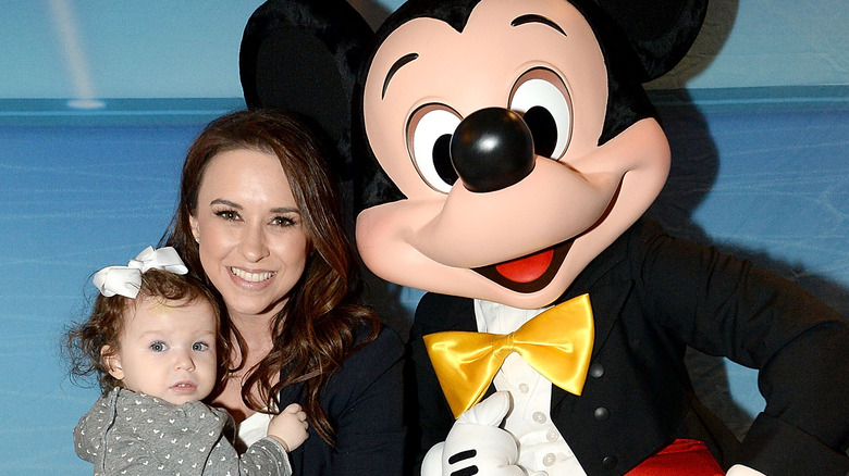 Lacey Chabert et sa fille posant avec Mickey Mouse