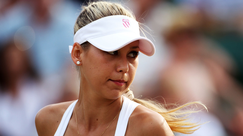 Anna Kournikova a l'air agacée sur le court de tennis