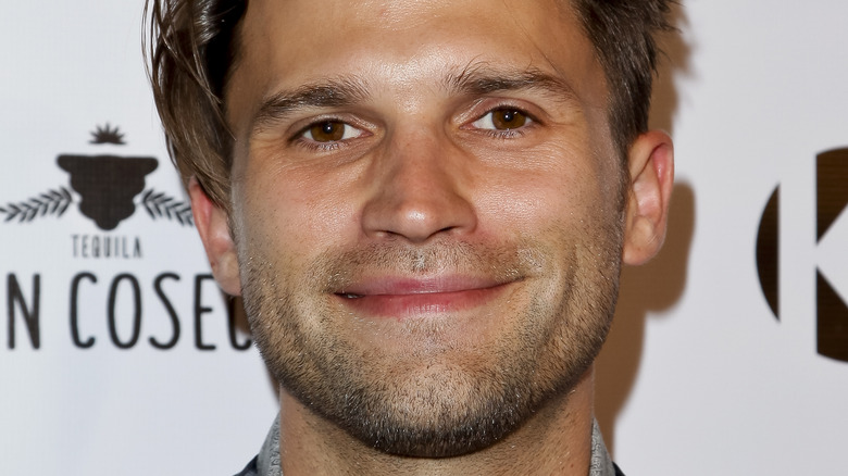 Tom Schwartz souriant sur le tapis rouge