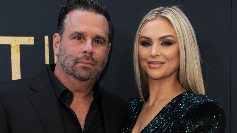 Randall Emmett et Lala Kent sourient